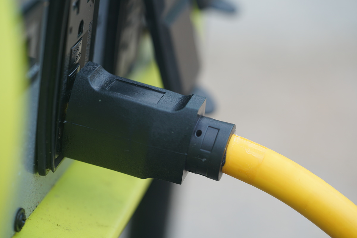 SOUTHWIRE, GENERATOR 12/3 STW 9" YELLOW TWIST-TO-LOCK ADAPTER WITH NEMA5-15 BLACK PLUG AND L5-20 RECEPTACLE
