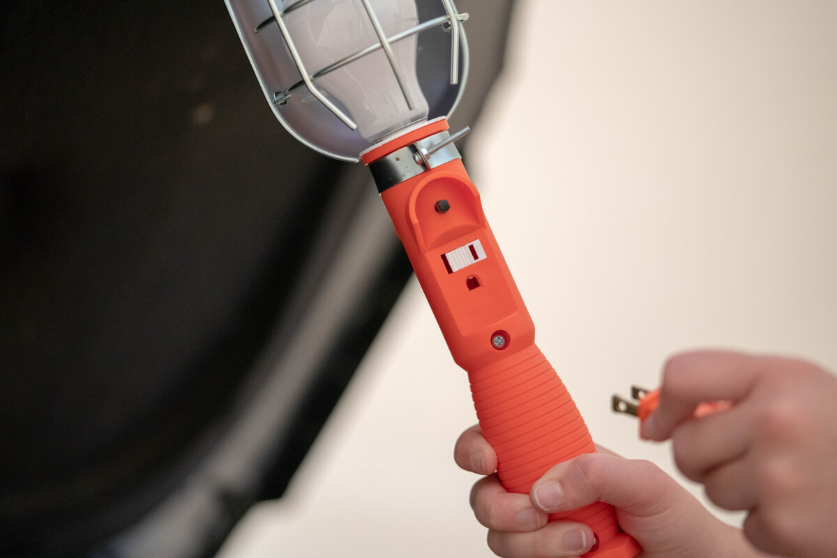 16/3 50' SJTW ORANGE TROUBLE LIGHT 75W - W/OUTLET & METAL GUARD