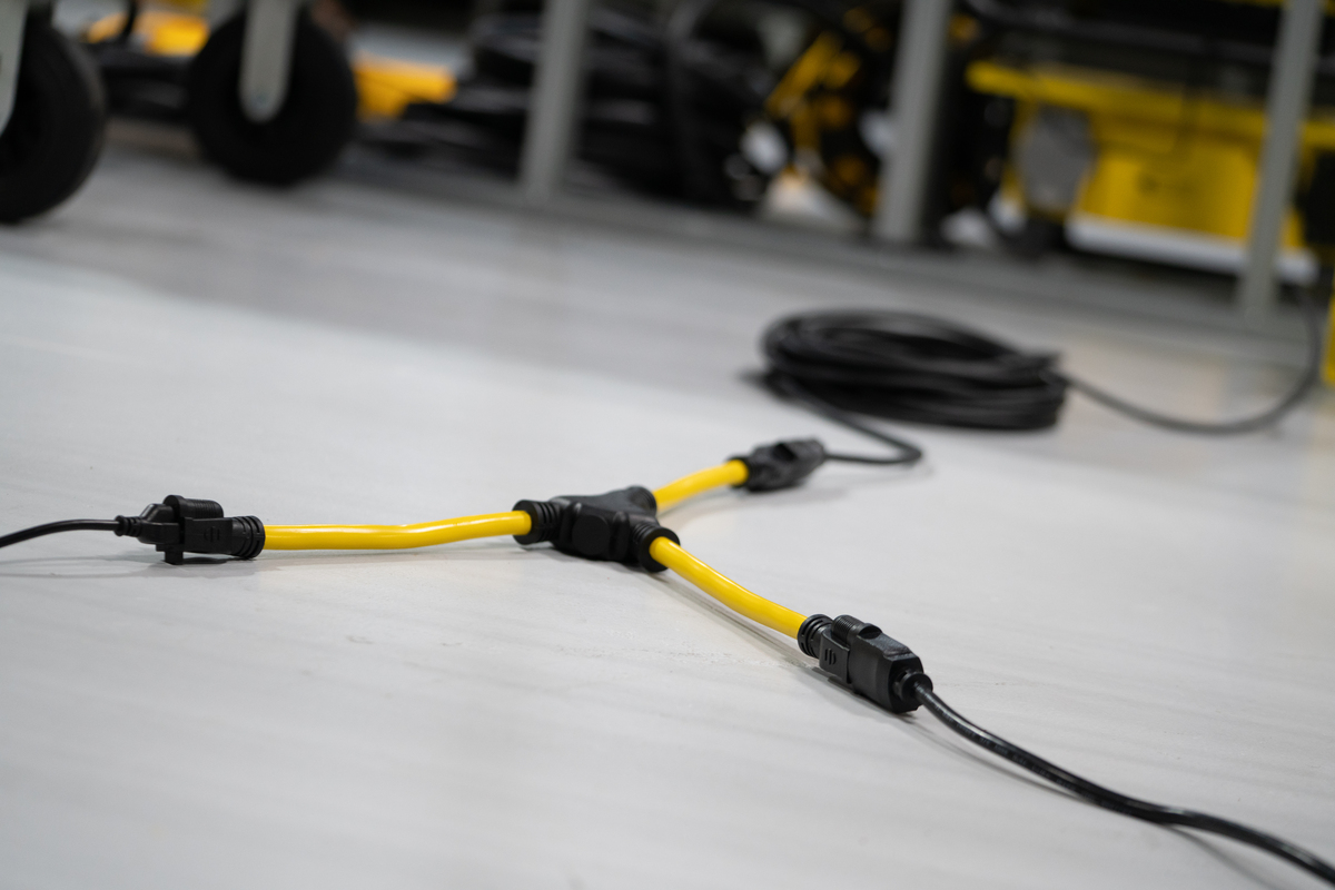 SOUTHWIRE, GENERATOR 12/3 STW 2' YELLOW "Y" ADAPTER WITH BLACK PLUGS