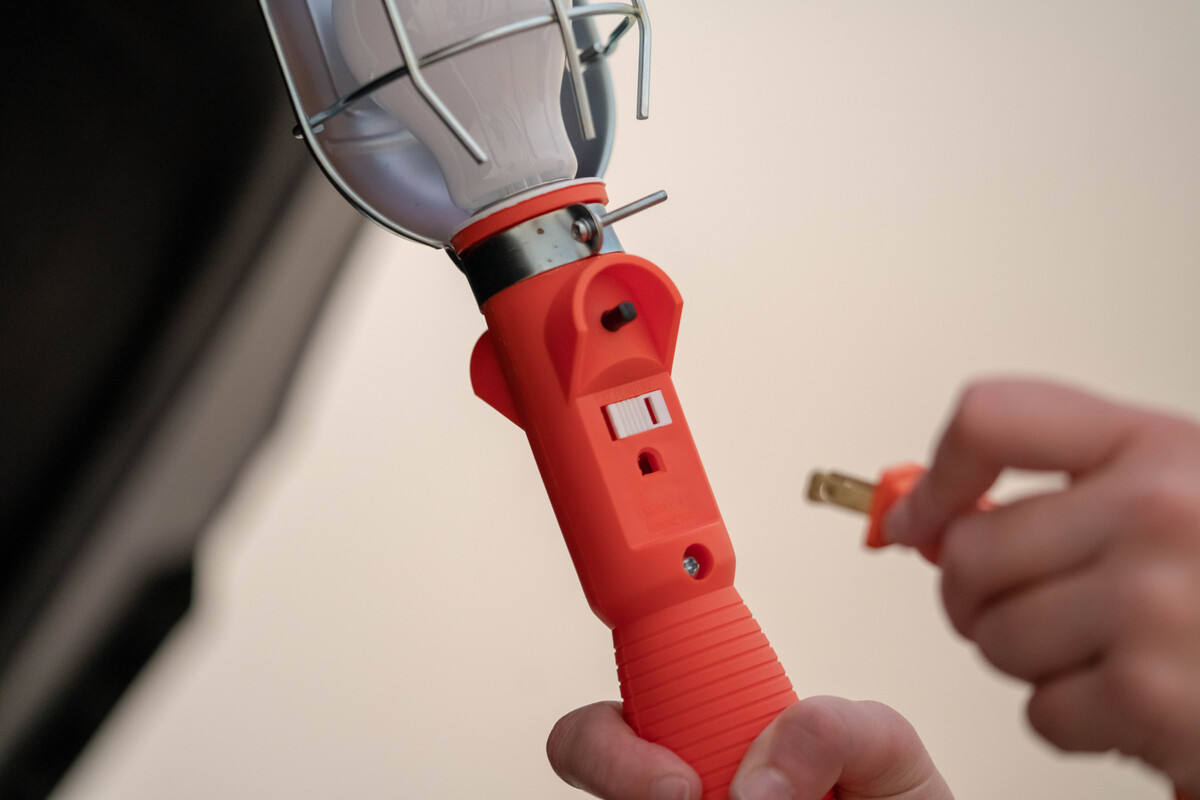 16/3 50' SJTW ORANGE TROUBLE LIGHT 75W - W/OUTLET & METAL GUARD