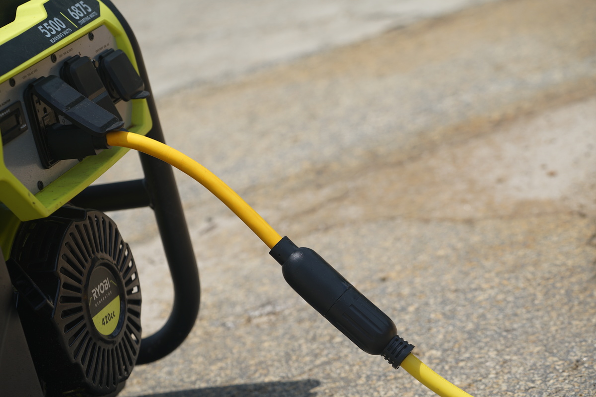 SOUTHWIRE, GENERATOR 12/3 STW 9" YELLOW TWIST-TO-LOCK ADAPTER WITH NEMA5-15 BLACK PLUG AND L5-20 RECEPTACLE