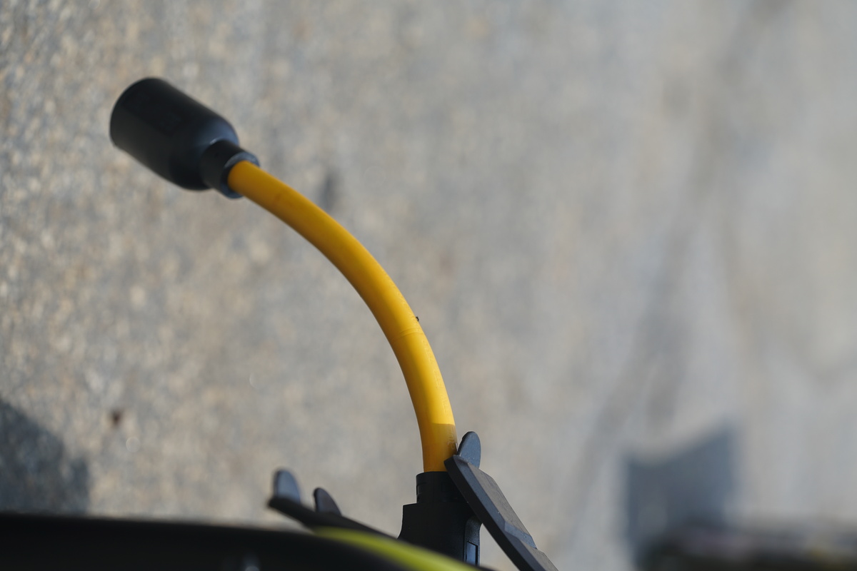 SOUTHWIRE, GENERATOR 12/3 STW 9" YELLOW TWIST-TO-LOCK ADAPTER WITH NEMA5-15 BLACK PLUG AND L5-20 RECEPTACLE