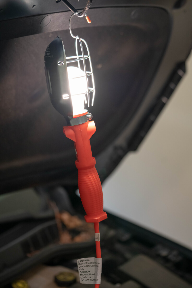 16/3 25' SJTW ORANGE TROUBLE LIGHT 75W - W/OUTLET & METAL GUARD