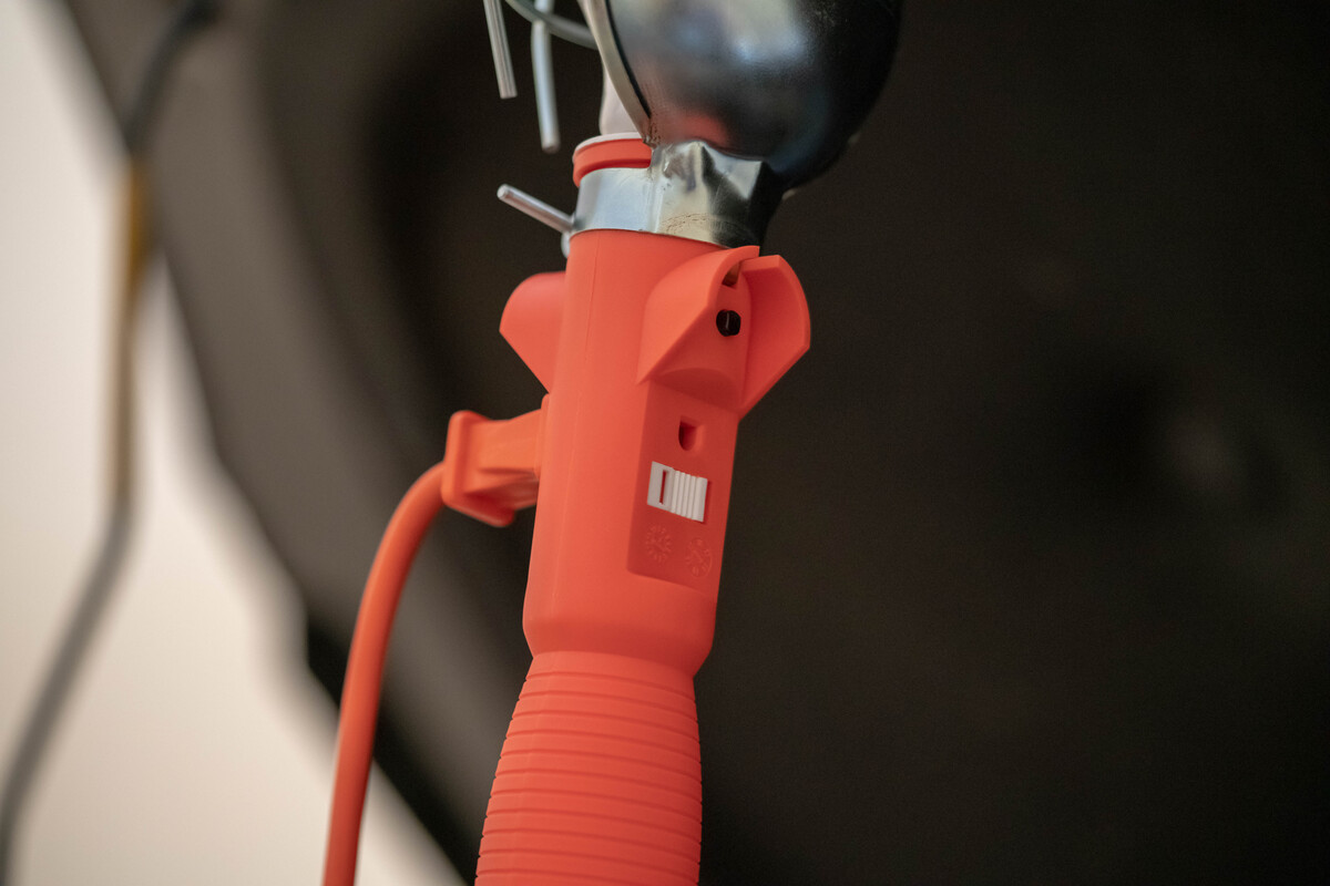 16/3 50' SJTW ORANGE TROUBLE LIGHT 75W - W/OUTLET & METAL GUARD